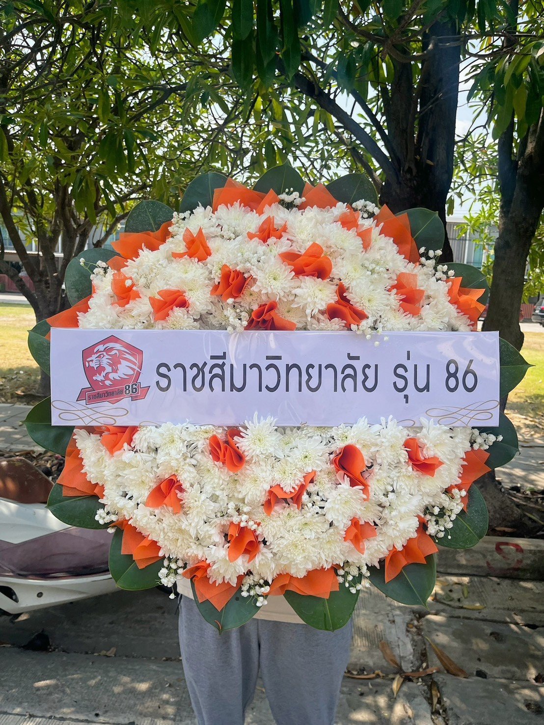 พวงหรีดดอกไม้สด โทนขาว-แดง ขนาด 60 ซม.